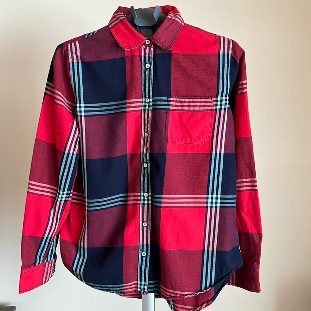 Women’s plaid button up shirt size medium 100% cotton made by stylus in Cambodia